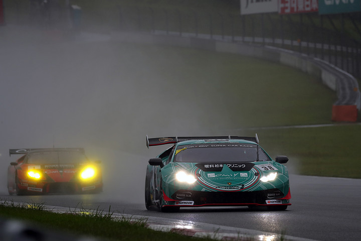 総合＆GT3クラス優勝の落合俊之／松本武士組（HOJUST HURACAN）