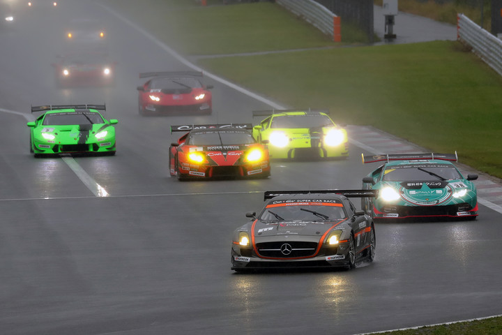 スタート直後、1コーナーに進入するトップグループ