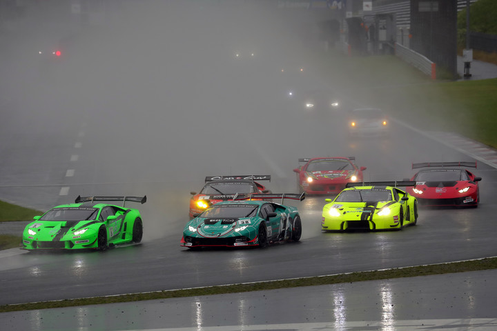 スタート直後、1コーナーに進入する中段グループ