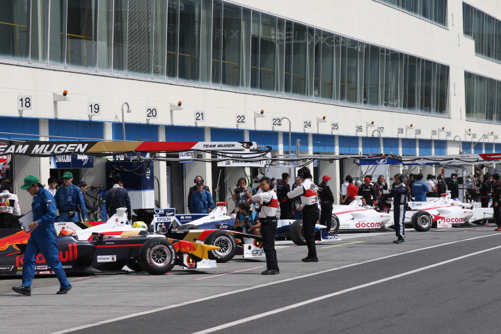 公式予選: ピットアウトを待つドライバーたち