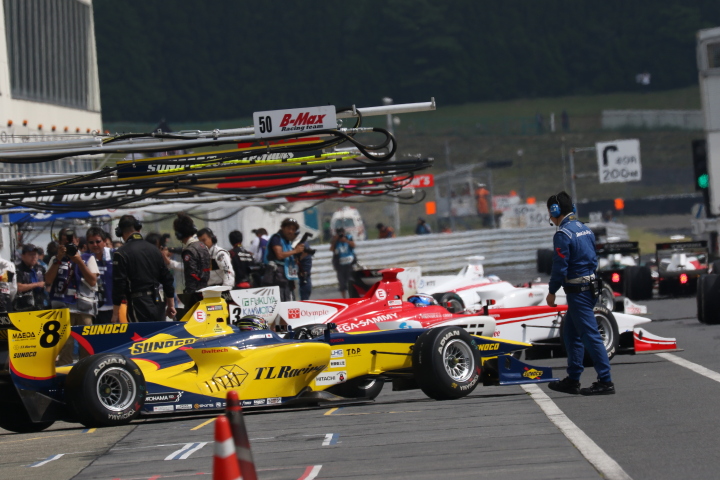 公式予選: ピットアウトを待つドライバーたち