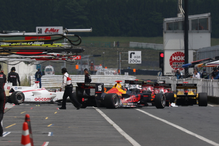 公式予選: セッションに向けピットアウトするドライバーたち