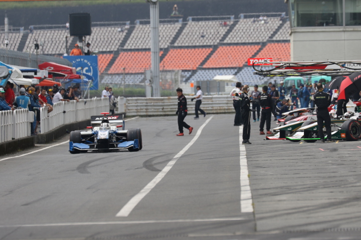 公式予選: ピットアウトする小林可夢偉（KCMG Elyse SF14）