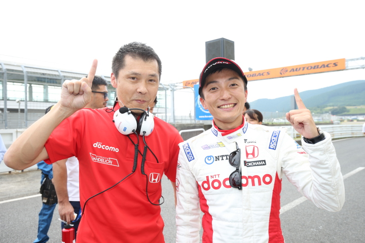 公式予選: ポールポジションを獲得した野尻智紀（DOCOMO TEAM DANDELION RACING）