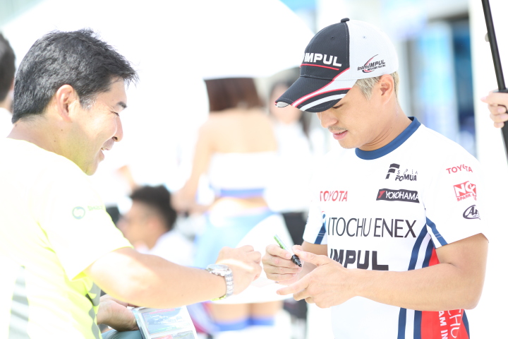 ピットウォーク: 関口雄飛（ITOCHU ENEX TEAM IMPUL）