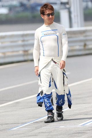 スタート進行: 小林可夢偉（KCMG）