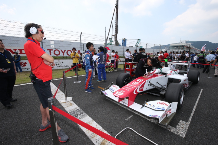 スタート進行: ポール・野尻智紀のマシンを見つめる村岡潔監督DOCOMO TEAM DANDELION RACING）