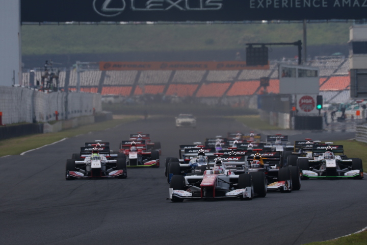 決勝レース: 54周のレースがスタートした