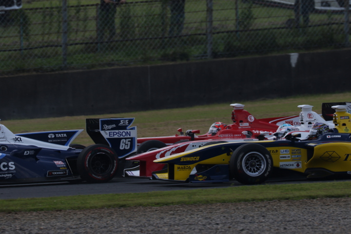 決勝レース: スタート直後、1コーナーでの中段グループの接近戦