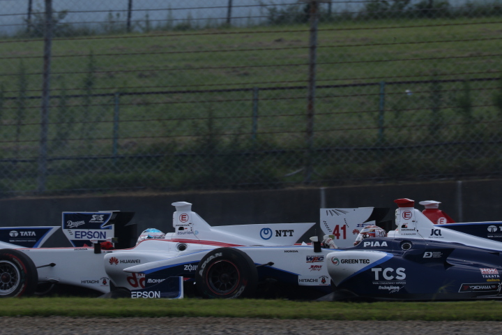 決勝レース: スタート直後、1コーナーでの中段グループの接近戦