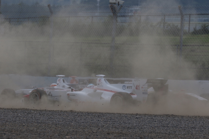 決勝レース: スタート直後、1コーナーでコースアウトするナレイン・カーティケヤンと伊沢拓也