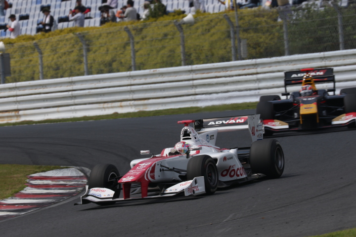 決勝レース: 野尻智紀（DOCOMO DANDELION M40S SF14）とピエール・ガスリー（TEAM MUGEN SF14）のトップ争い