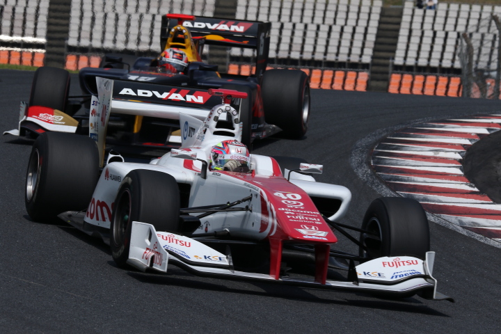 決勝レース: 野尻智紀（DOCOMO DANDELION M40S SF14）とピエール・ガスリー（TEAM MUGEN SF14）のトップ争い