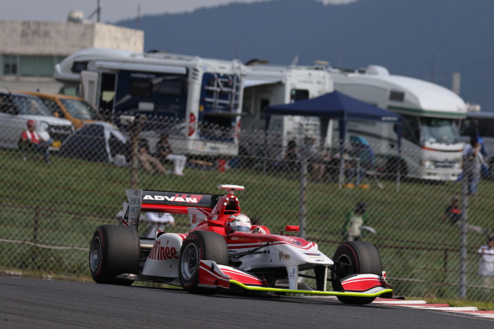 決勝レース: 山下健太（FUJI x raffinee KONDO SF14）