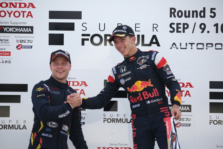 表彰式: 2位のフェリックス・ローゼンクヴィストと優勝したピエール・ガスリー