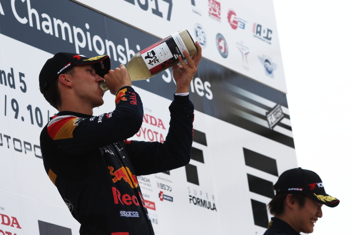 表彰式: 優勝してスパークリング日本酒を飲むピエール・ガスリー（TEAM MUGEN）