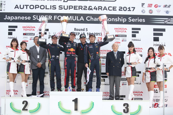 表彰式: トップ3選手とレースクイーン