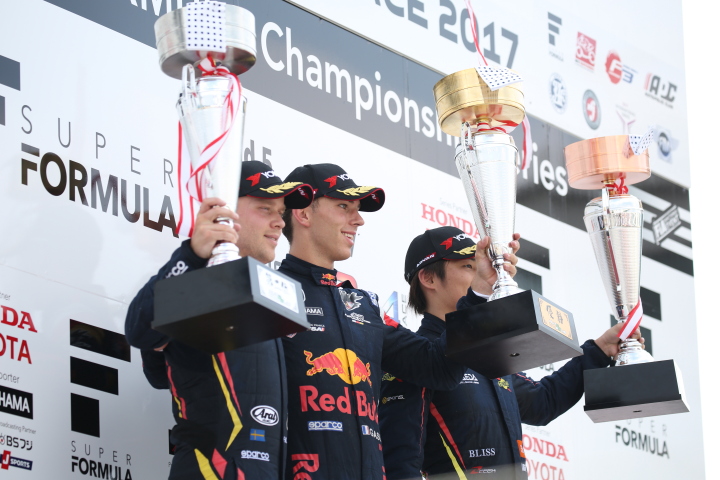 表彰式: 優勝・ピエール・ガスリー（中央）、2位・フェリックス・ローゼンクヴィスト（手前）、3位・大嶋和也（奥）