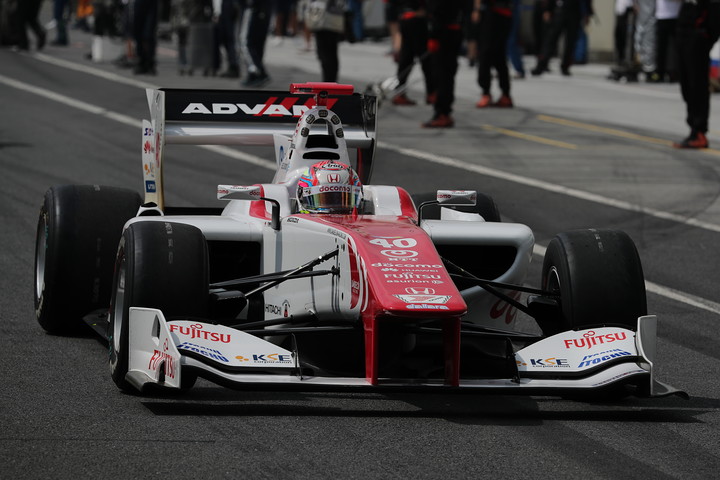 ポールポジションは野尻智紀（DOCOMO DANDELION M40S SF14）