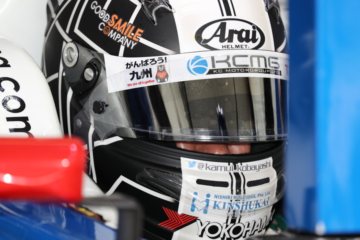 公式予選: ピットで待機する小林可夢偉（KCMG）