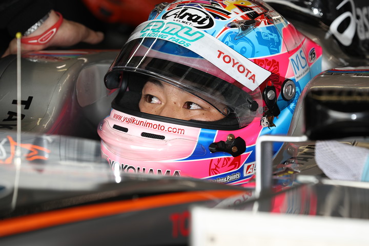 公式予選: ピットで待機する国本雄資（P.MU/CERUMO · INGING）