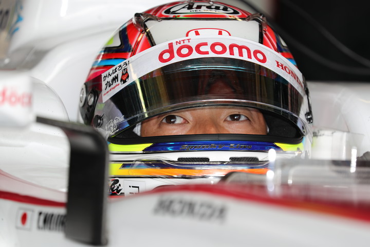 公式予選: ピットで待機する野尻智紀（DOCOMO TEAM DANDELION RACING）