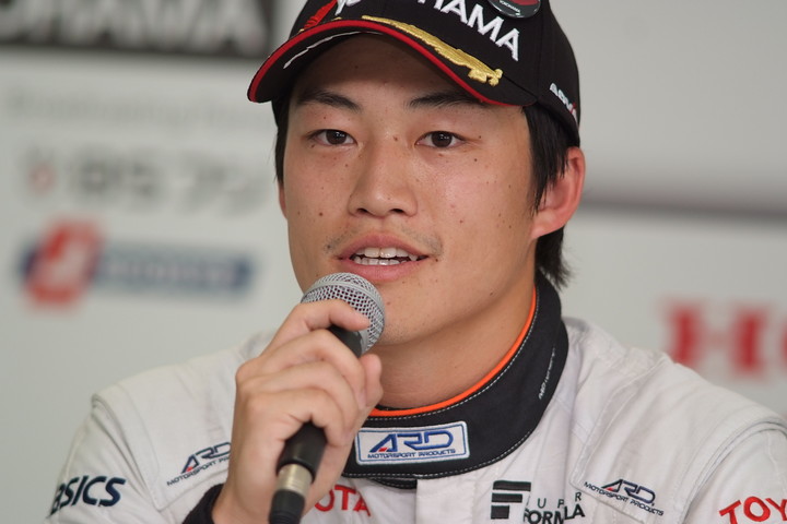 予選記者会見: 2位の国本雄資（P.MU/CERUMO · INGING）