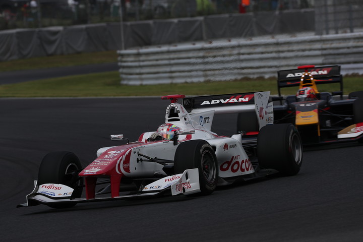 レース序盤から中盤にかけての野尻智紀とピエール・ガスリーのトップ争い