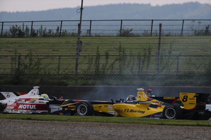 スタート直後の1コーナーでスピンする山本尚貴（TEAM MUGEN SF14）