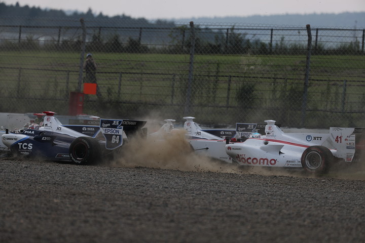 スタート直後、1コーナーでコースアウトする中嶋大祐と伊沢拓也