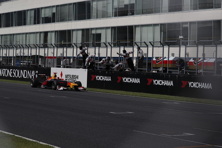 トップでゴールするピエール・ガスリー（TEAM MUGEN SF14）