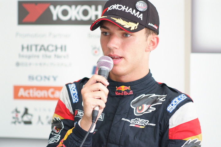 決勝記者会見: 優勝したピエール・ガスリー（TEAM MUGEN）