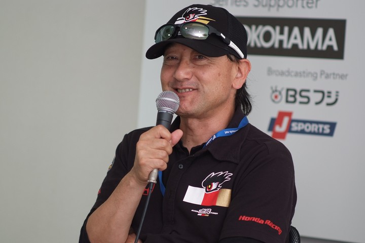 決勝記者会見: 優勝チーム監督の手塚長孝氏（TEAM MUGEN）