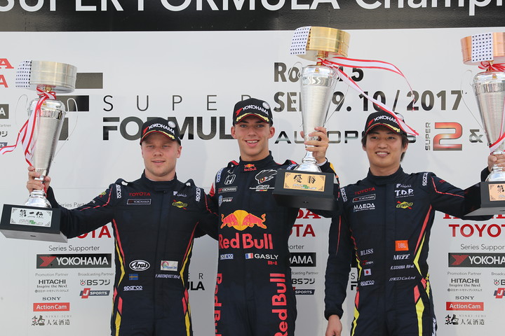 表彰式: 優勝・ピエール・ガスリー（中央）、2位・フェリックス・ローゼンクヴィスト（左）、3位・大嶋和也（右）