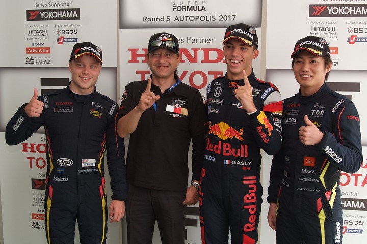 決勝フォトセッション: トップ3と優勝チーム監督