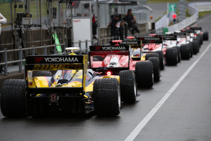 フリー走行: ピットロードに並ぶドライバーたち