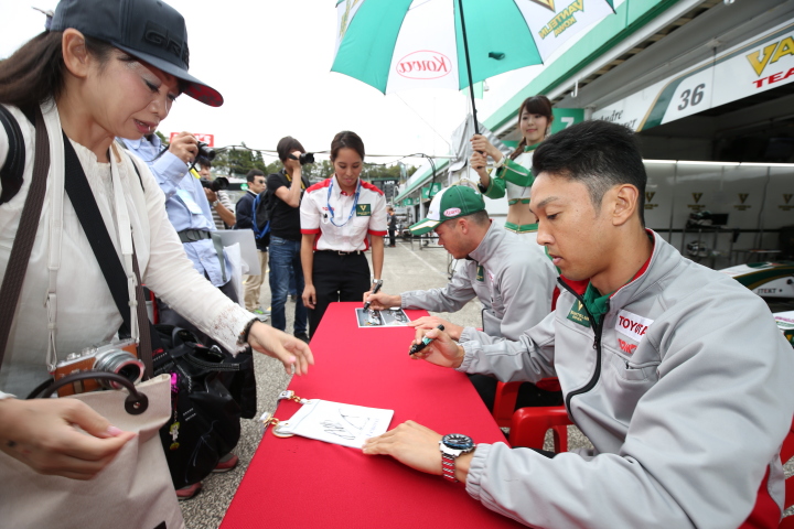 ピットウォーク: 中嶋一貴（VANTELIN TEAM TOM’S）