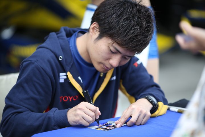 ピットウォーク: 大嶋和也（SUNOCO TEAM LEMANS）