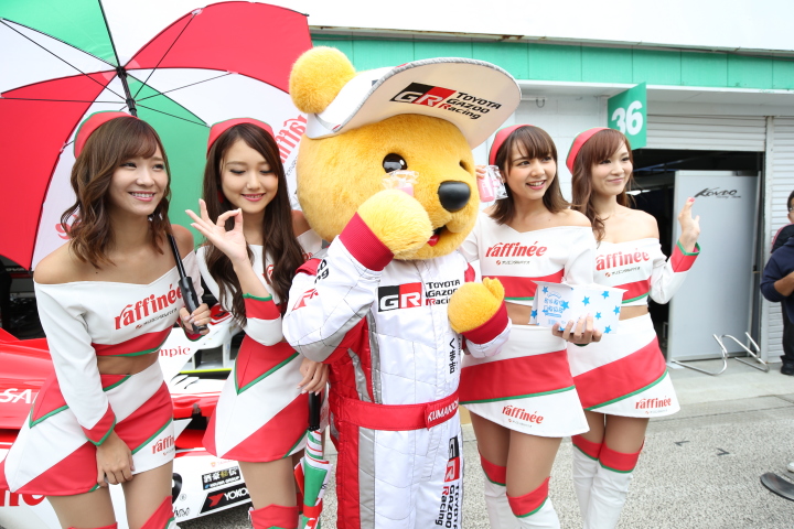 ピットウォーク: くま吉とレースクイーン