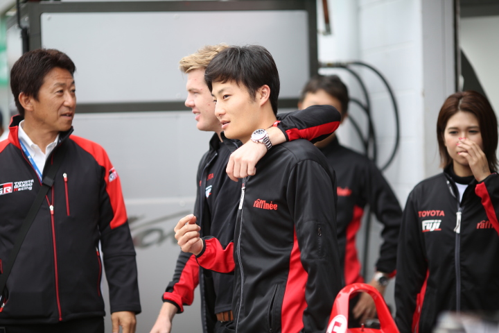 ピットウォーク: ニック・キャシディと山下健太（KONDO RACING）