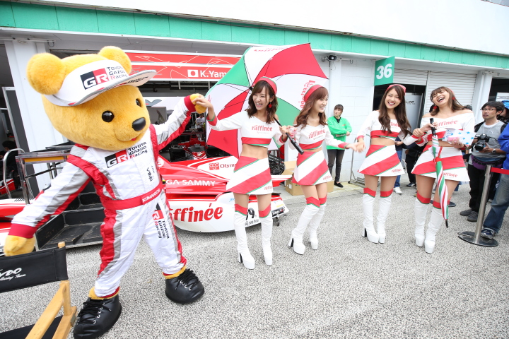 ピットウォーク: くま吉とレースクイーン