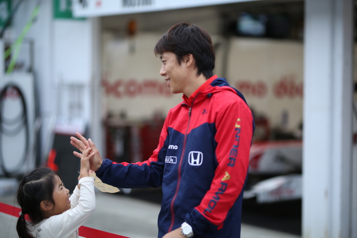 キッズピットウォーク: 伊沢拓也（DOCOMO TEAM DANDELION RACING）