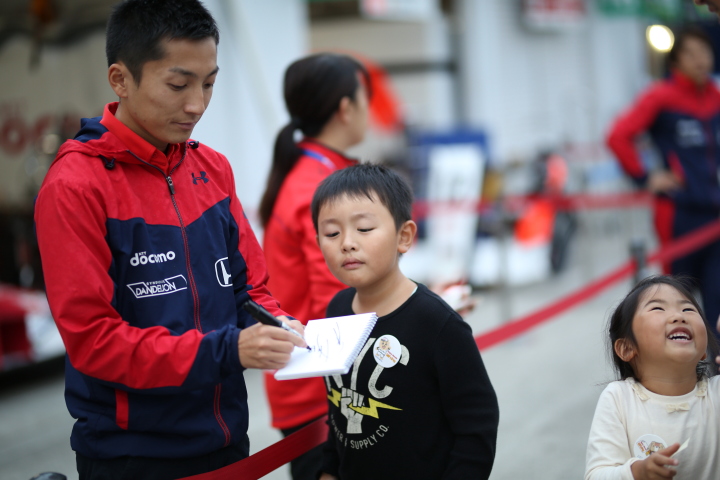 キッズピットウォーク: 野尻智紀（DOCOMO TEAM DANDELION RACING）