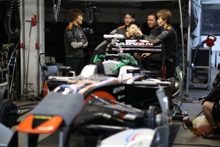 キッズピットウォーク: スマホで和むセルモ・インギングのスタッフ