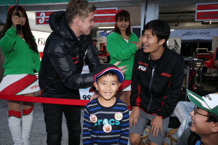 キッズピットウォーク: ニック・キャシディと山下健太（KONDO RACING）