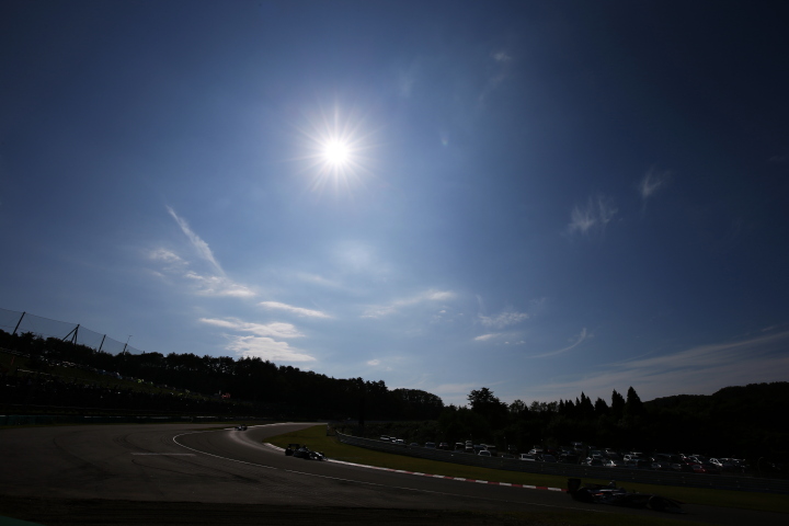 フリー走行: 青空の下SPコーナーを駆けるドライバーたち