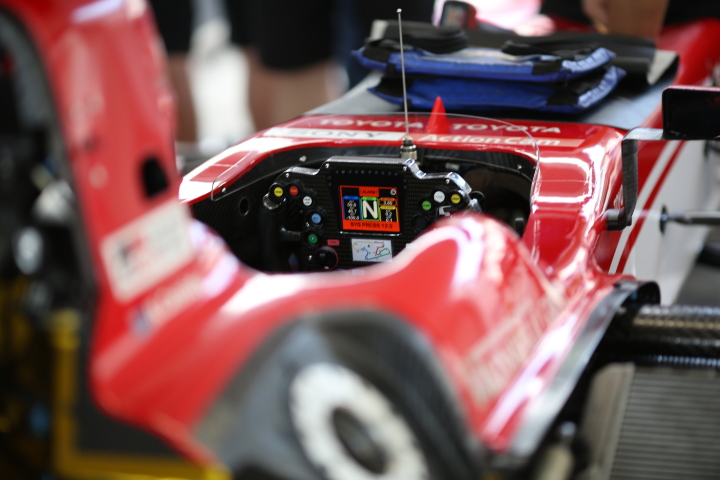 ピットウォーク: SF14のコックピット