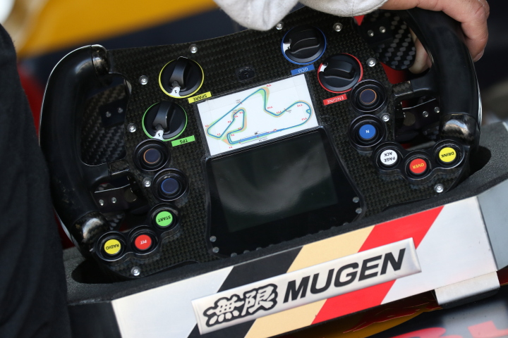 ピットウォーク: MUGEN SF14のステアリング