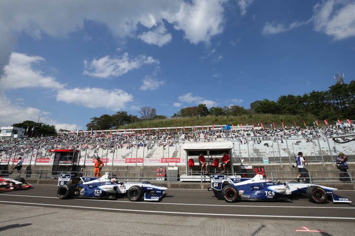 スタート進行: ピットロードを走るTCS NAKAJIMA RACING2人のドライバー