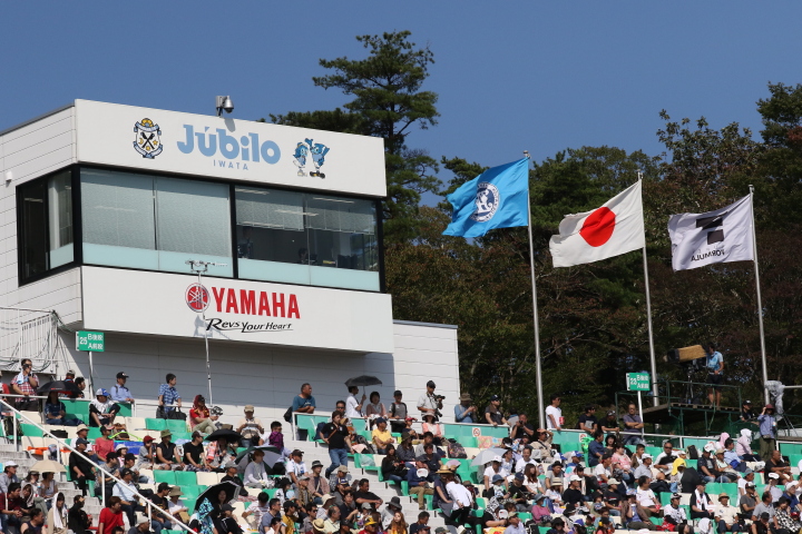 スタート進行: スタンドは超満員？